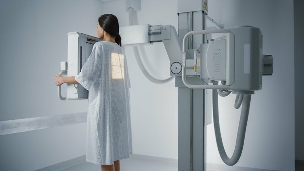 Dân mạng tranh cãi chuyện bác sĩ nam yêu cầu nữ bệnh nhân cởi áo khi chụp X-quang - Ảnh 1.