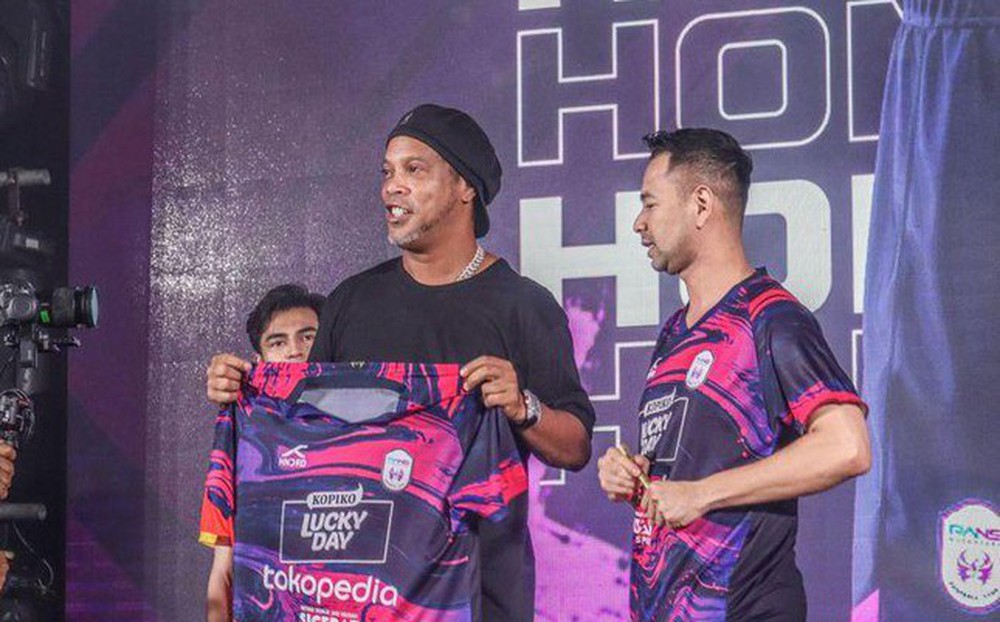 Ronaldinho sang Indonesia chơi bóng, HLV tuyên bố 'thích đá đâu thì đá'