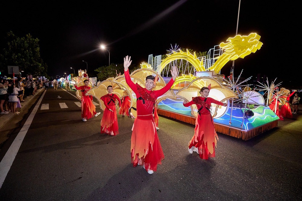 Đà Nẵng rực rỡ sắc màu với đêm lễ hội Carnival đường phố - Ảnh 1.