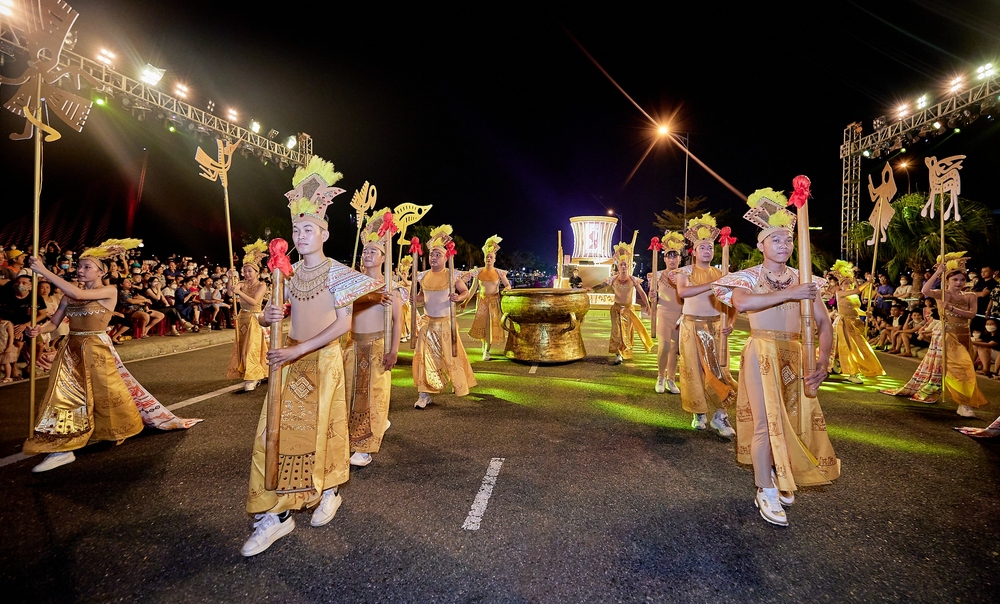 Đà Nẵng rực rỡ sắc màu với đêm lễ hội Carnival đường phố - Ảnh 3.
