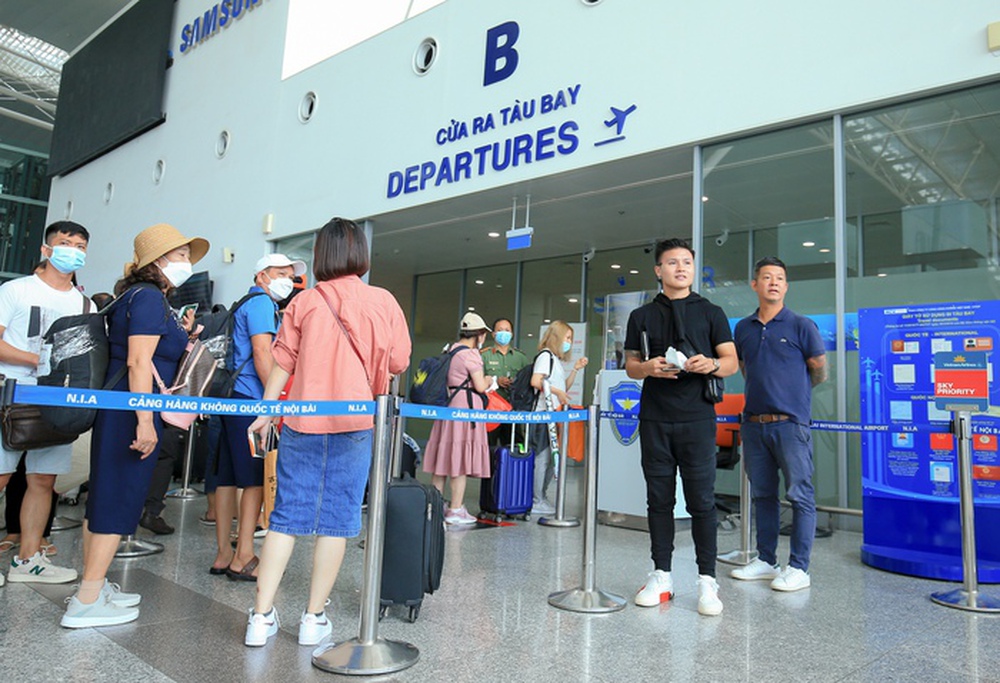  Mẹ Quang Hải mắt ngấn lệ chia tay con trai ở sân bay - Ảnh 2.