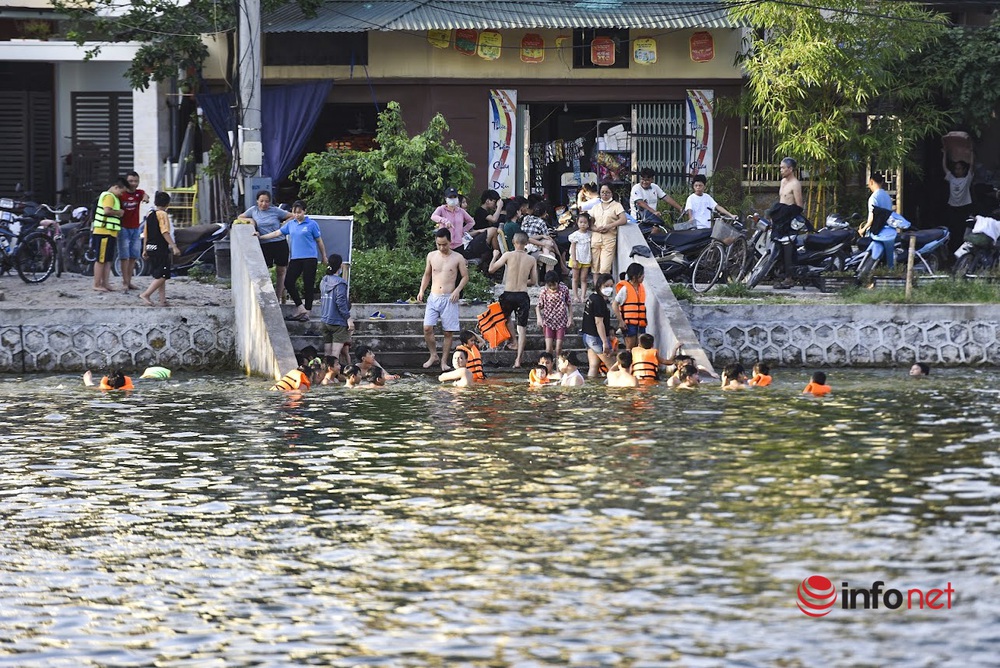 Hà Nội: Ao làng ô nhiễm được cải tạo thành bể bơi rộng 7.000m2, ngày nắng nóng hàng trăm người đến tắm - Ảnh 11.