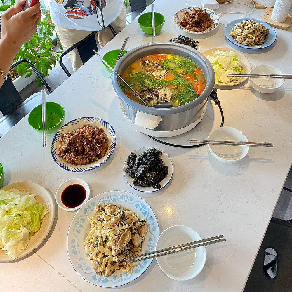 Trai đẹp Hà Nội mở bếp, tự tay nấu những bữa trưa hấp dẫn mời đồng nghiệp khiến ai nấy trầm trồ - Ảnh 5.