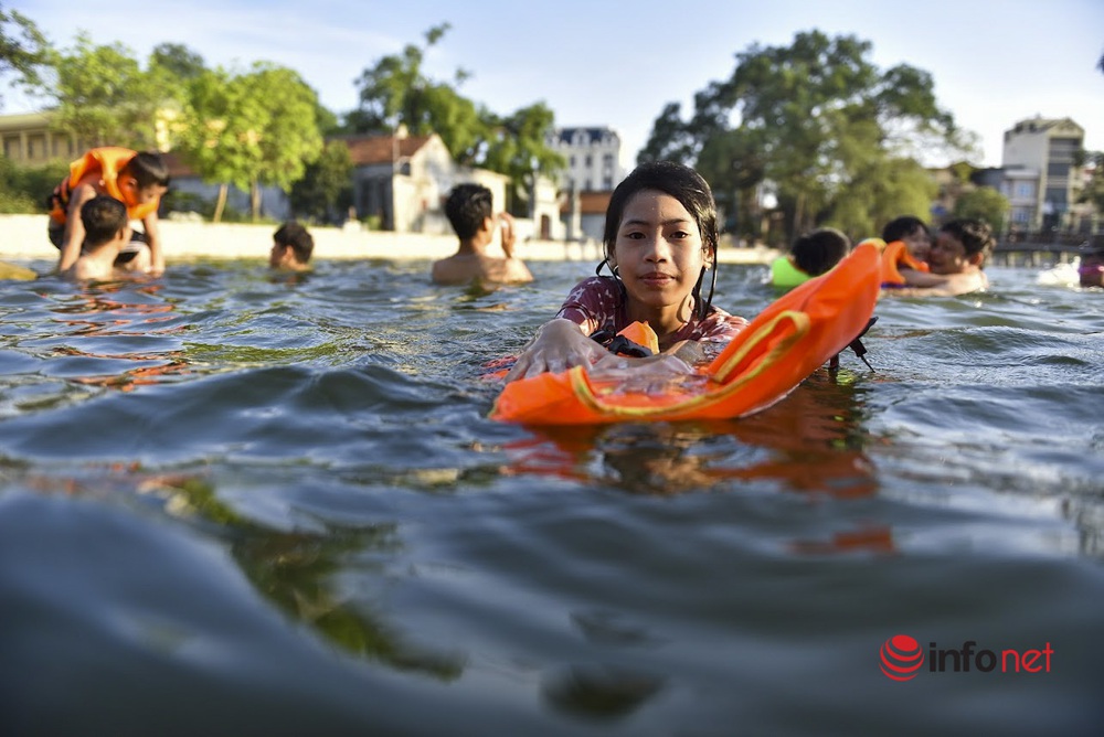Hà Nội: Ao làng ô nhiễm được cải tạo thành bể bơi rộng 7.000m2, ngày nắng nóng hàng trăm người đến tắm - Ảnh 9.