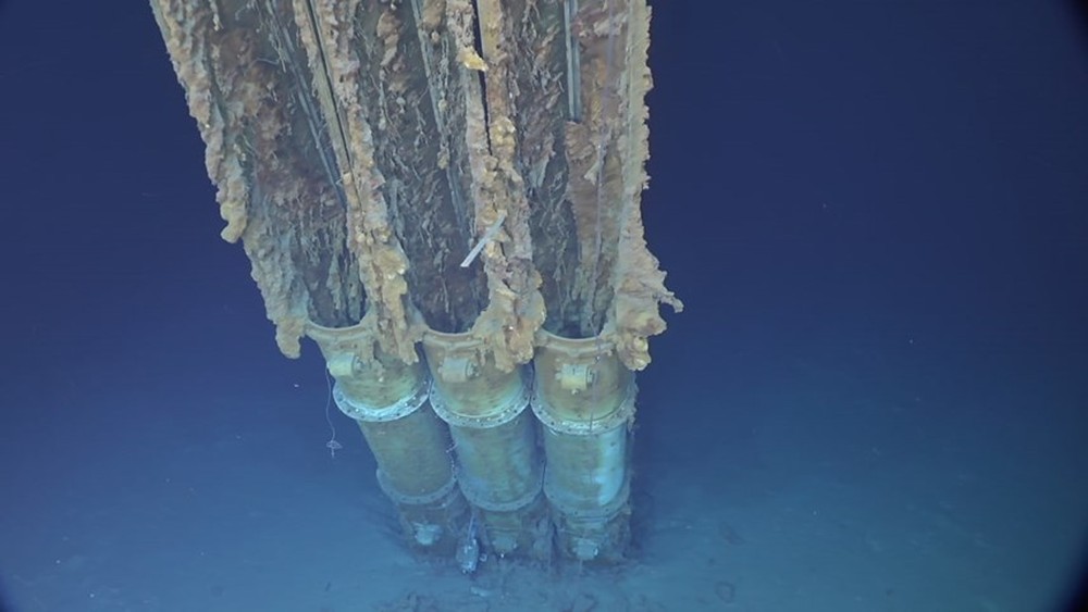 Tìm thấy con tàu đắm sâu nhất thế giới bốn dặm dưới Thái Bình Dương - Ảnh 1.