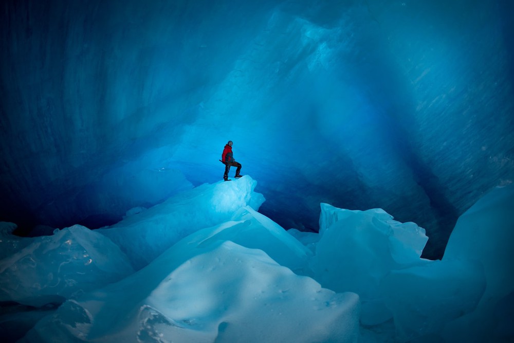 Nhiếp ảnh gia bất chấp gian khổ thám hiểm hệ thống hang động băng giá kỳ vĩ, vẻ đẹp trước mắt choáng ngợp đến khó tin - Ảnh 13.
