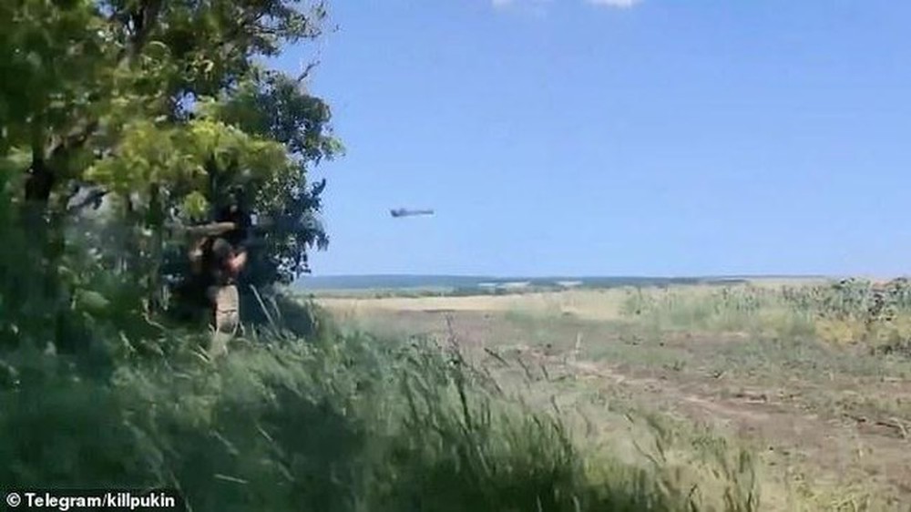 Video binh sĩ Ukraine bắn hạ “Cá mập đen” Ka-52 của Nga bằng tên lửa do Anh cung cấp - Ảnh 1.