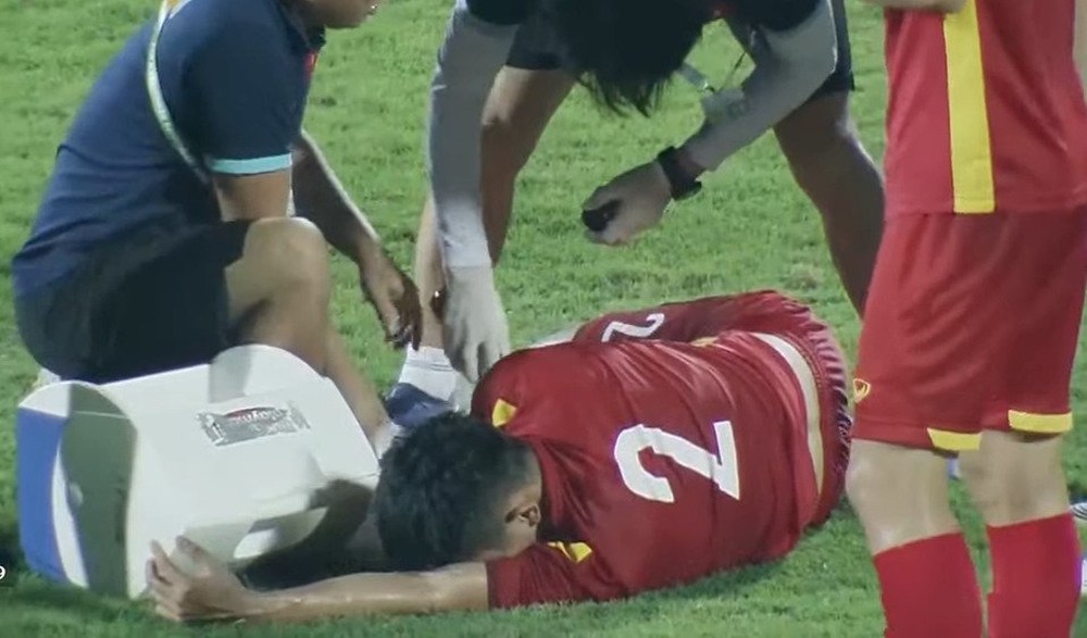 Cầu thủ U23 Việt Nam chấn thương nặng, muốn ra nước ngoài phẫu thuật - Ảnh 1.