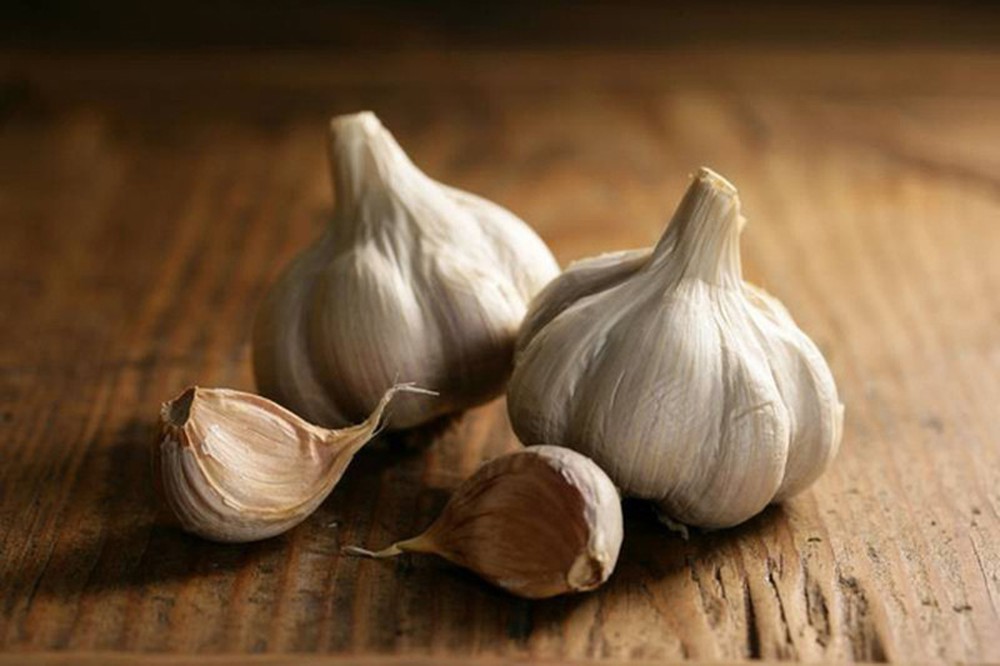 Should I go to the market to buy white garlic or purple garlic, is it good for health?  - Photo 3.