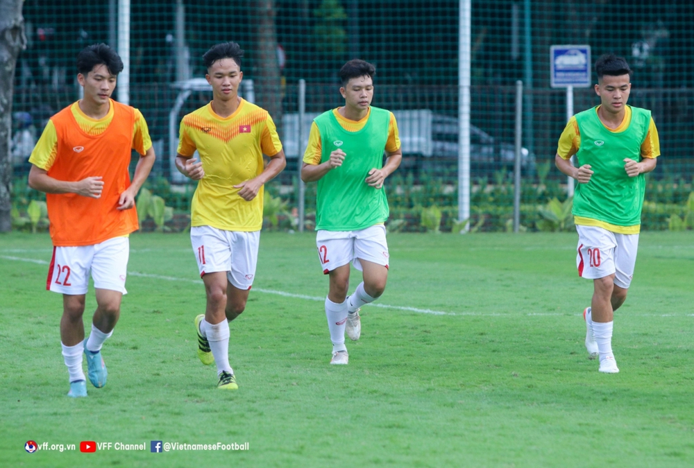 U19 Việt Nam ra sân tập luyện sau khi di chuyển hành xác tới Indonesia - Ảnh 2.
