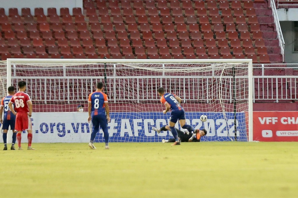 HLV Hougang United: Chúng tôi đã cầu nguyện trước trận gặp Viettel - Ảnh 1.