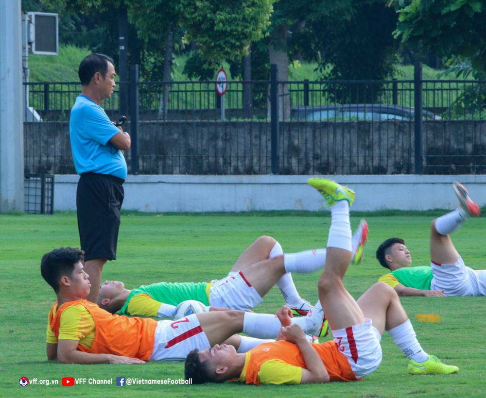 U19 Việt Nam ra sân tập luyện sau khi di chuyển hành xác tới Indonesia - Ảnh 3.
