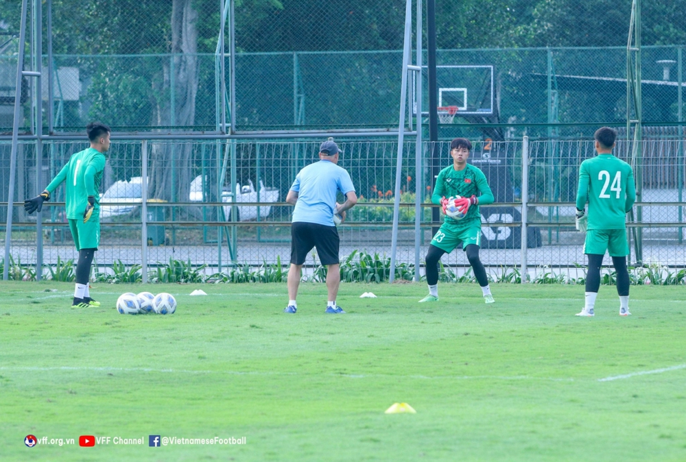 U19 Việt Nam ra sân tập luyện sau khi di chuyển hành xác tới Indonesia - Ảnh 4.