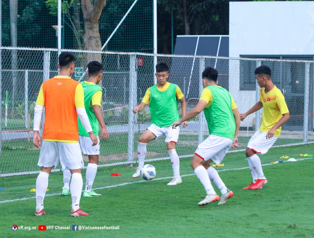 U19 Việt Nam ra sân tập luyện sau khi di chuyển hành xác tới Indonesia - Ảnh 5.