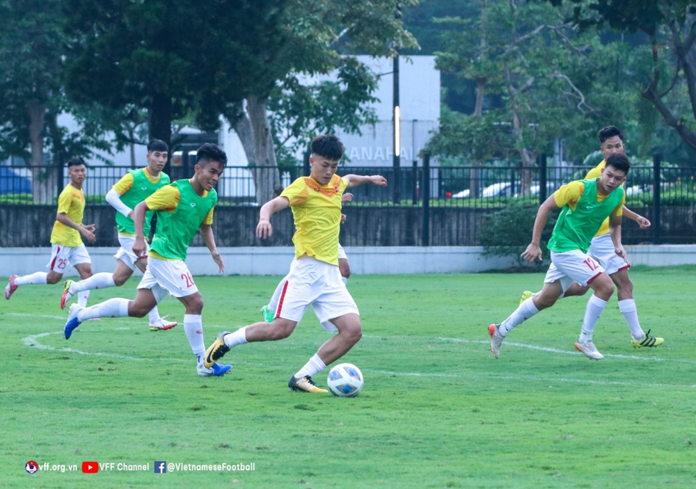 U19 Việt Nam ra sân tập luyện sau khi di chuyển hành xác tới Indonesia - Ảnh 6.