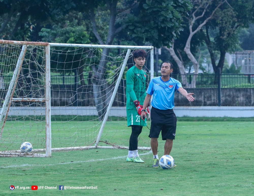 U19 Việt Nam ra sân tập luyện sau khi di chuyển hành xác tới Indonesia - Ảnh 7.
