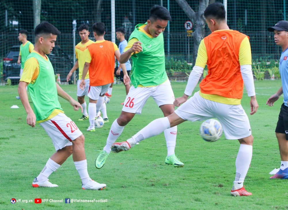 U19 Việt Nam ra sân tập luyện sau khi di chuyển hành xác tới Indonesia - Ảnh 8.