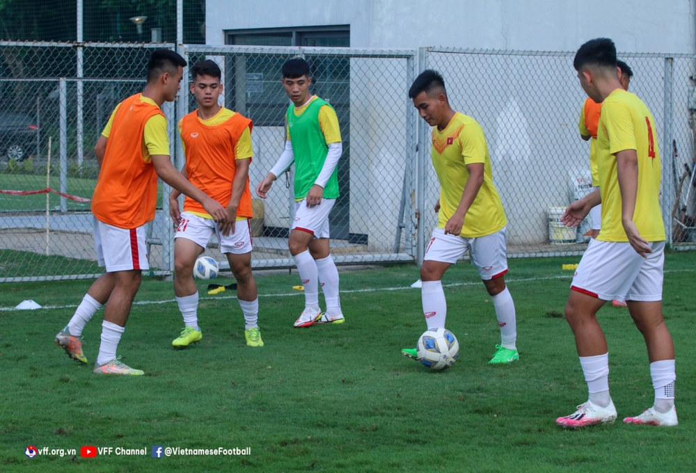 U19 Việt Nam ra sân tập luyện sau khi di chuyển hành xác tới Indonesia - Ảnh 9.
