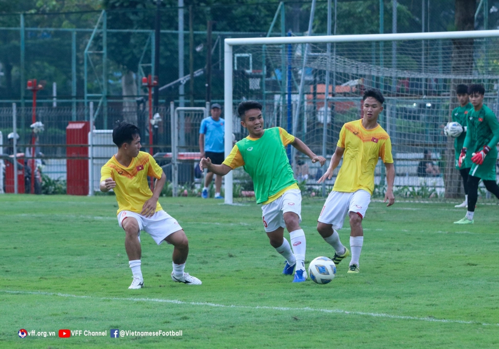 U19 Việt Nam ra sân tập luyện sau khi di chuyển hành xác tới Indonesia - Ảnh 10.