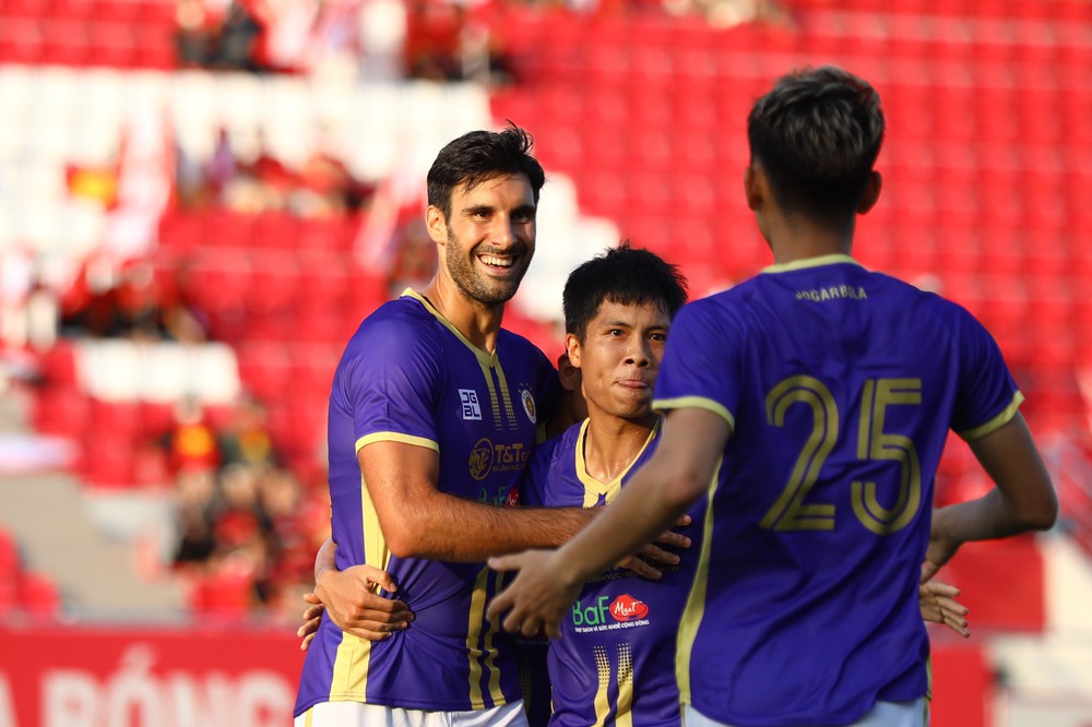 TRỰC TIẾP Viettel 0-4 Hà Nội FC: Trò cưng thầy Park ghi bàn, Hà Nội FC vùi dập kình địch - Ảnh 1.