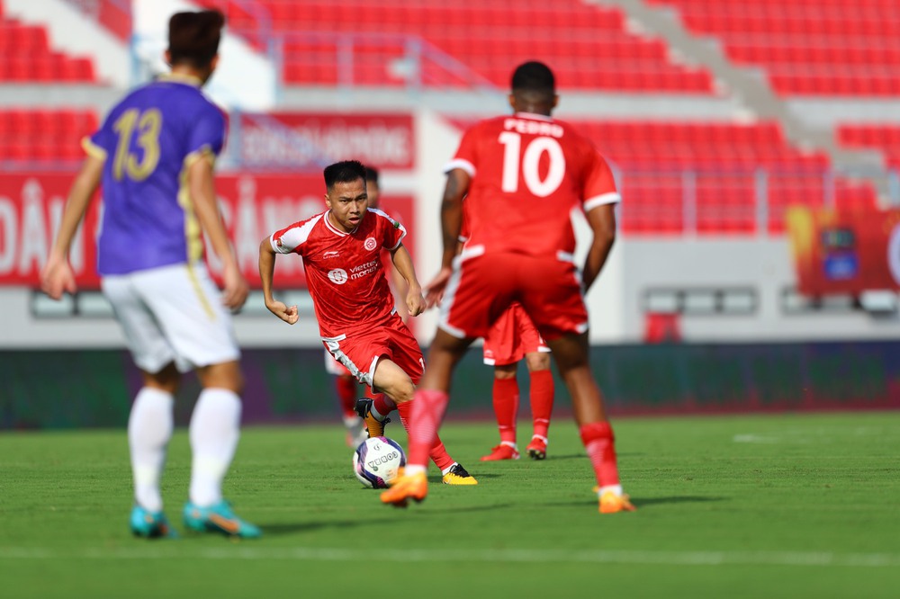 TRỰC TIẾP TỨ HÙNG Viettel 0-1 Hà Nội FC: Ngoại binh bùng nổ, Hà Nội FC ghi bàn từ quá sớm! - Ảnh 1.