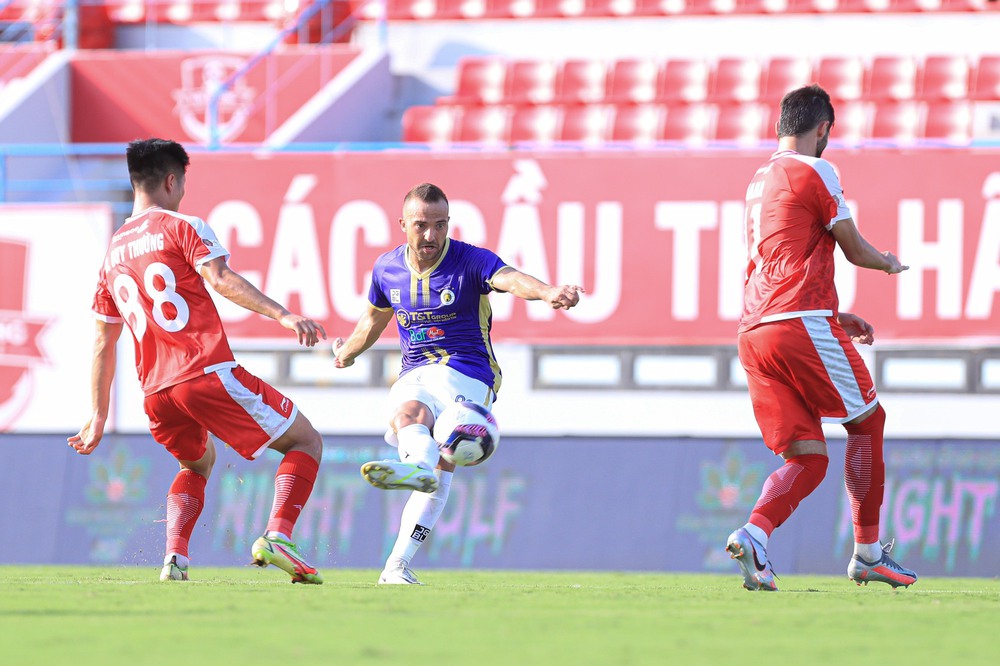 TRỰC TIẾP TỨ HÙNG Viettel 0-1 Hà Nội FC: Ngoại binh bùng nổ, Hà Nội FC ghi bàn từ quá sớm! - Ảnh 1.