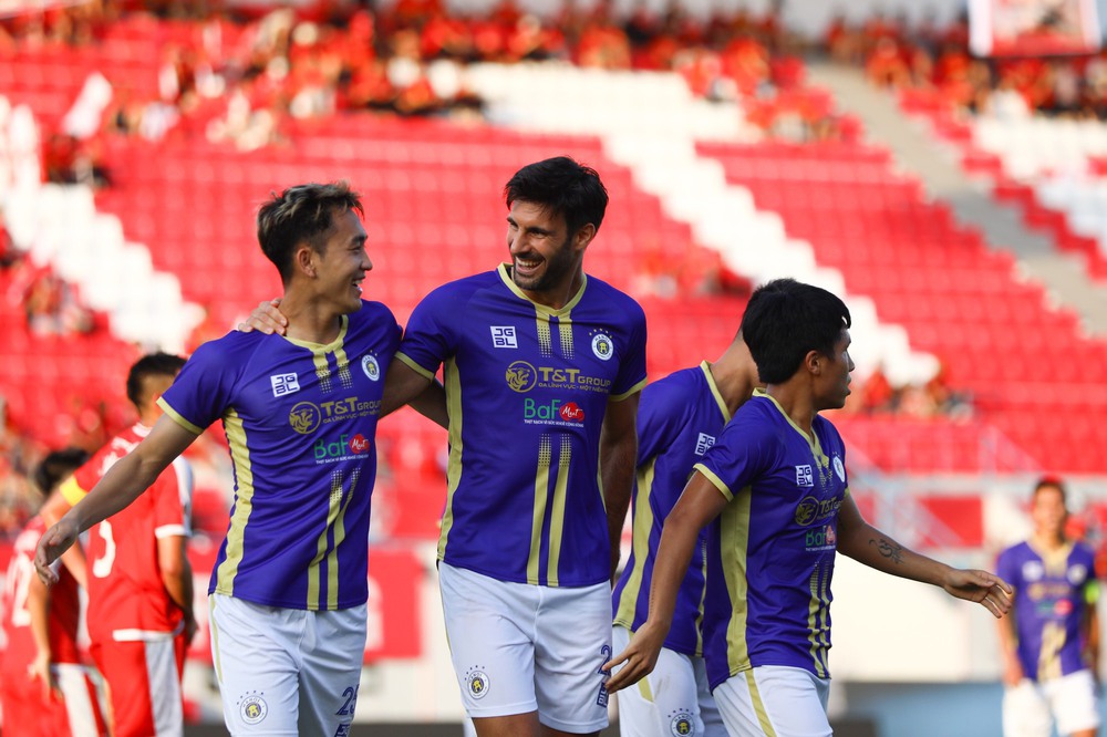 TRỰC TIẾP Viettel 0-4 Hà Nội FC: Trò cưng thầy Park ghi bàn, Hà Nội FC vùi dập kình địch - Ảnh 2.