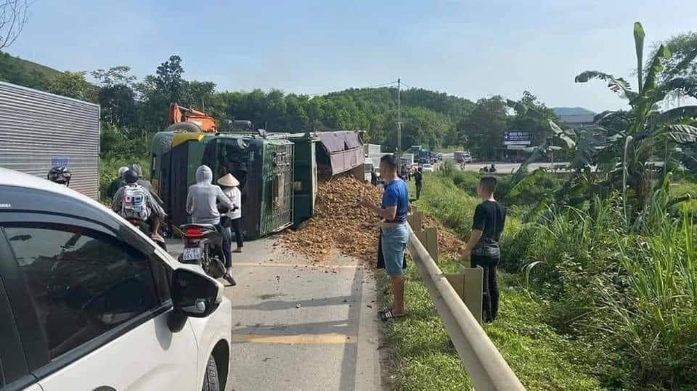 The terrifying moment the truck overturned and crushed the car, causing 3 deaths - Photo 6.