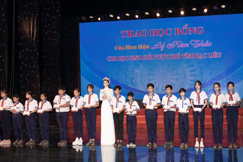 Hoa hậu Lý Kim Thảo xúc động khi trao học bổng cho học sinh vượt khó ở quê nhà - Ảnh 3.