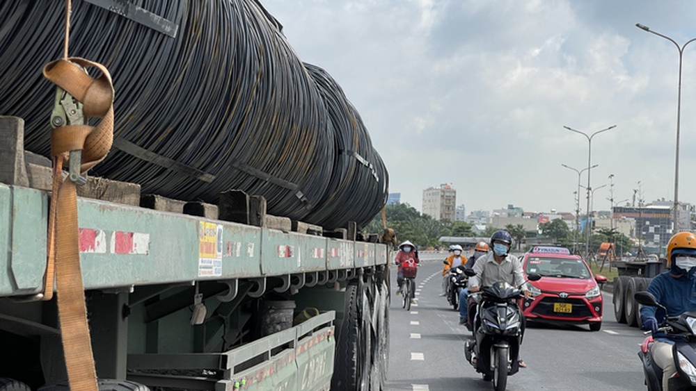  CLIP: Dây vải dù chằng cả chục tấn thép cuộn trên xe bon bon qua đường Nguyễn Văn Linh  - Ảnh 7.