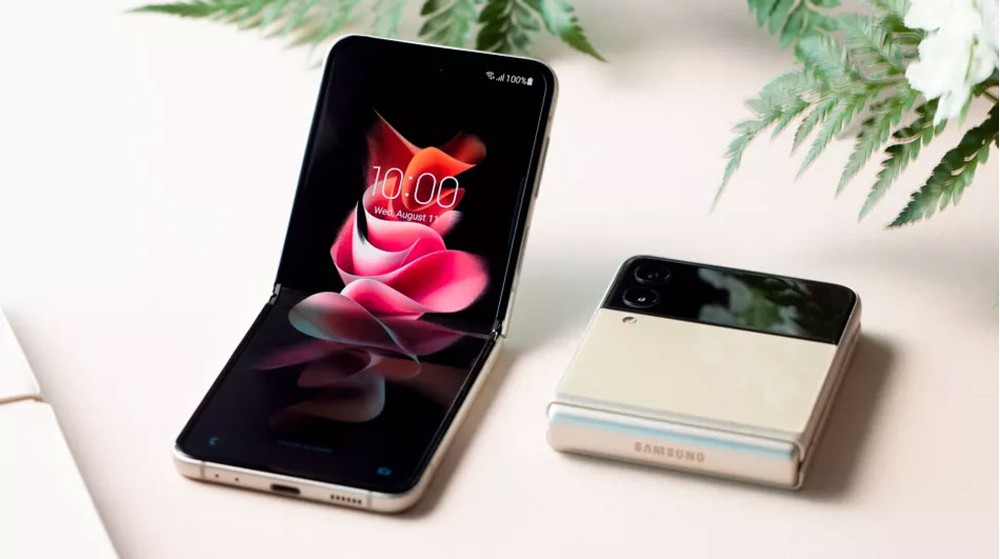 Samsung Galaxy Z Flip3 phone dropped to 