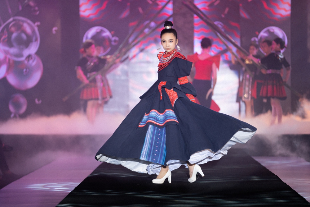 1.000 người mẫu hội tụ tại Vietnam International Fashion Tour - Ảnh 2.