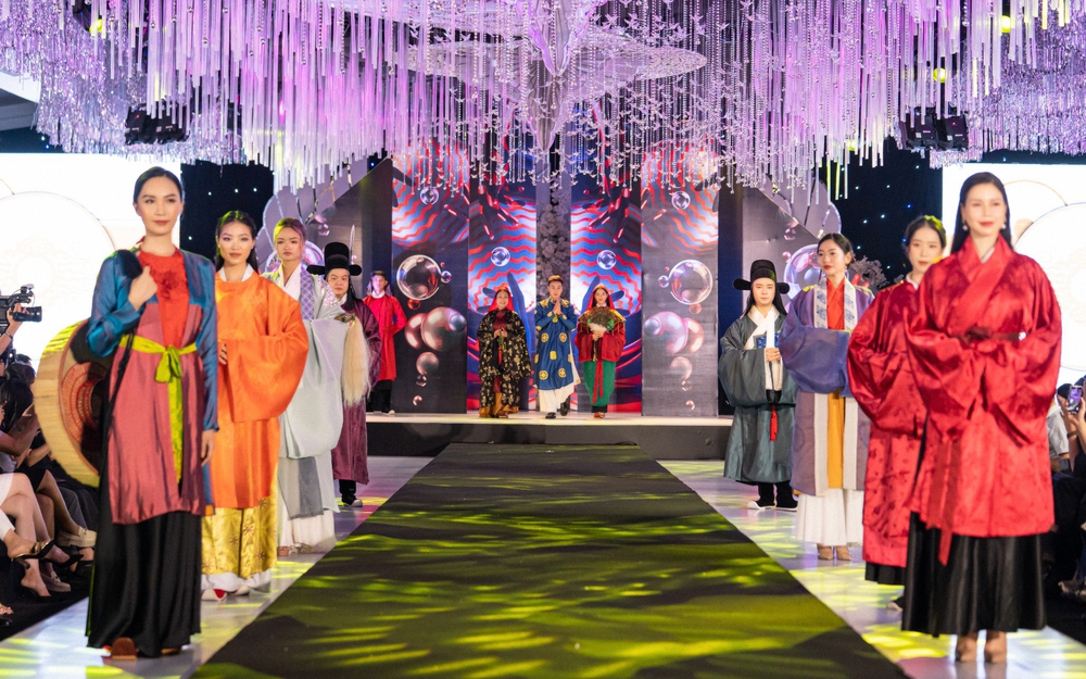 1.000 người mẫu hội tụ tại Vietnam International Fashion Tour - Ảnh 1.