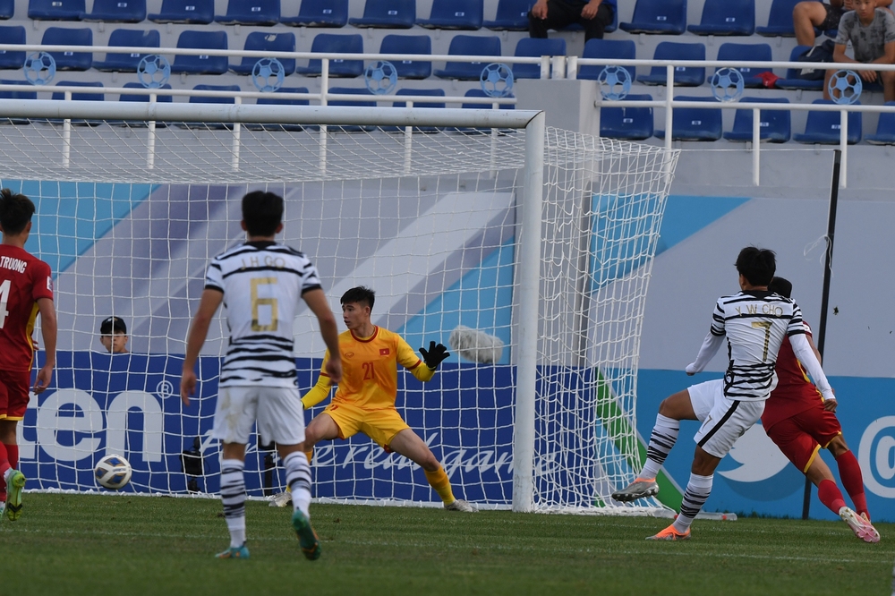 TRỰC TIẾP U23 Việt Nam 0-1 U23 Hàn Quốc: Cầu thủ U23 Hàn Quốc nhận thẻ đỏ - Ảnh 2.