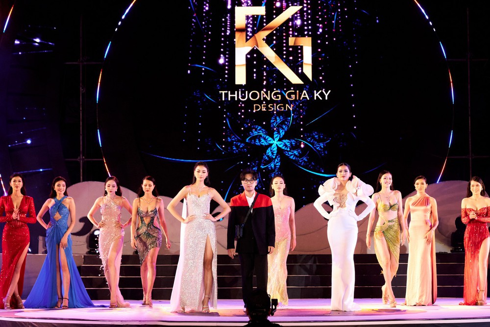 Á hậu Đặng Thanh Ngân và á khôi Phương Thanh catwalk ấn tượng - Ảnh 1.