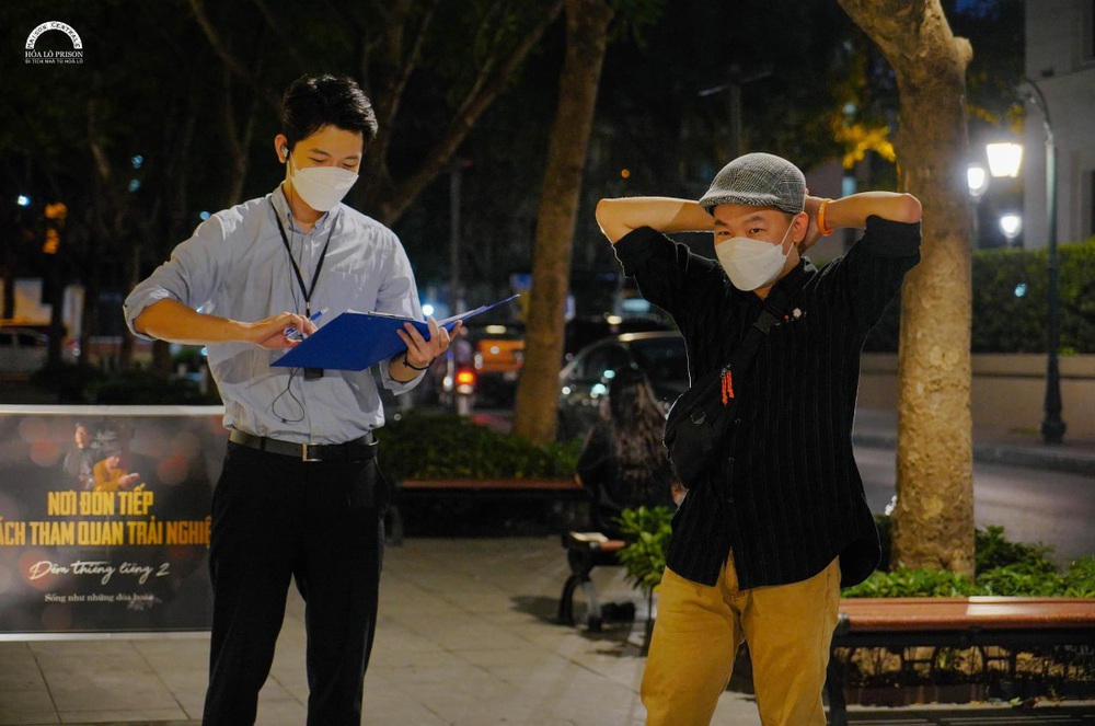 Chàng trai gây sốt tại tour đêm Nhà tù Hỏa Lò: Chỉ sợ mọi người nhìn mình lúc bỏ khẩu trang ra lại bất ngờ - Ảnh 4.