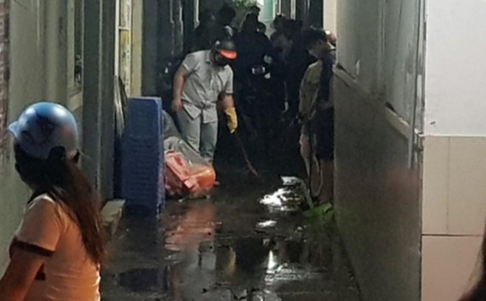 Bị đâm tử vong vì... đi tiểu bậy