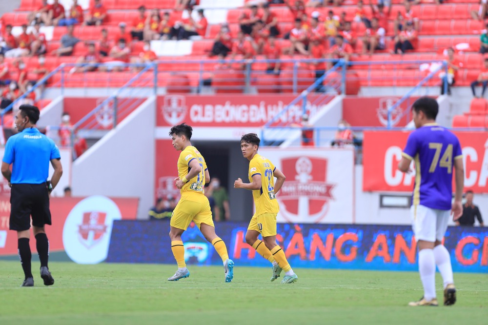 TRỰC TIẾP Hà Nội FC 4-2 HAGL: Hàng thủ Hà Nội FC biếu bàn thắng cho HAGL - Ảnh 1.