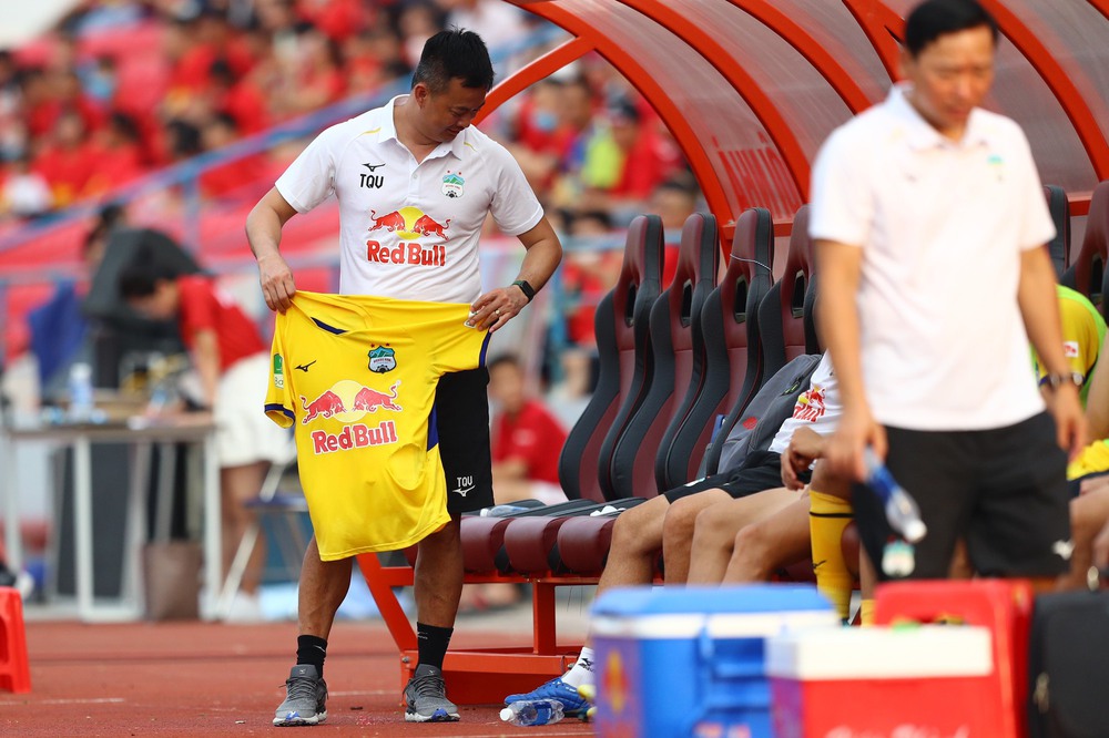 TRỰC TIẾP Hà Nội FC 4-2 HAGL: Hàng thủ Hà Nội FC biếu bàn thắng cho HAGL - Ảnh 1.