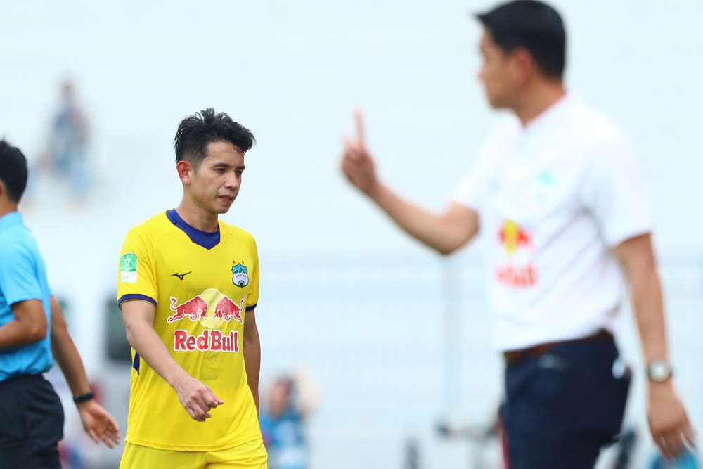 TRỰC TIẾP Hà Nội FC 4-2 HAGL: Hàng thủ Hà Nội FC biếu bàn thắng cho HAGL - Ảnh 3.