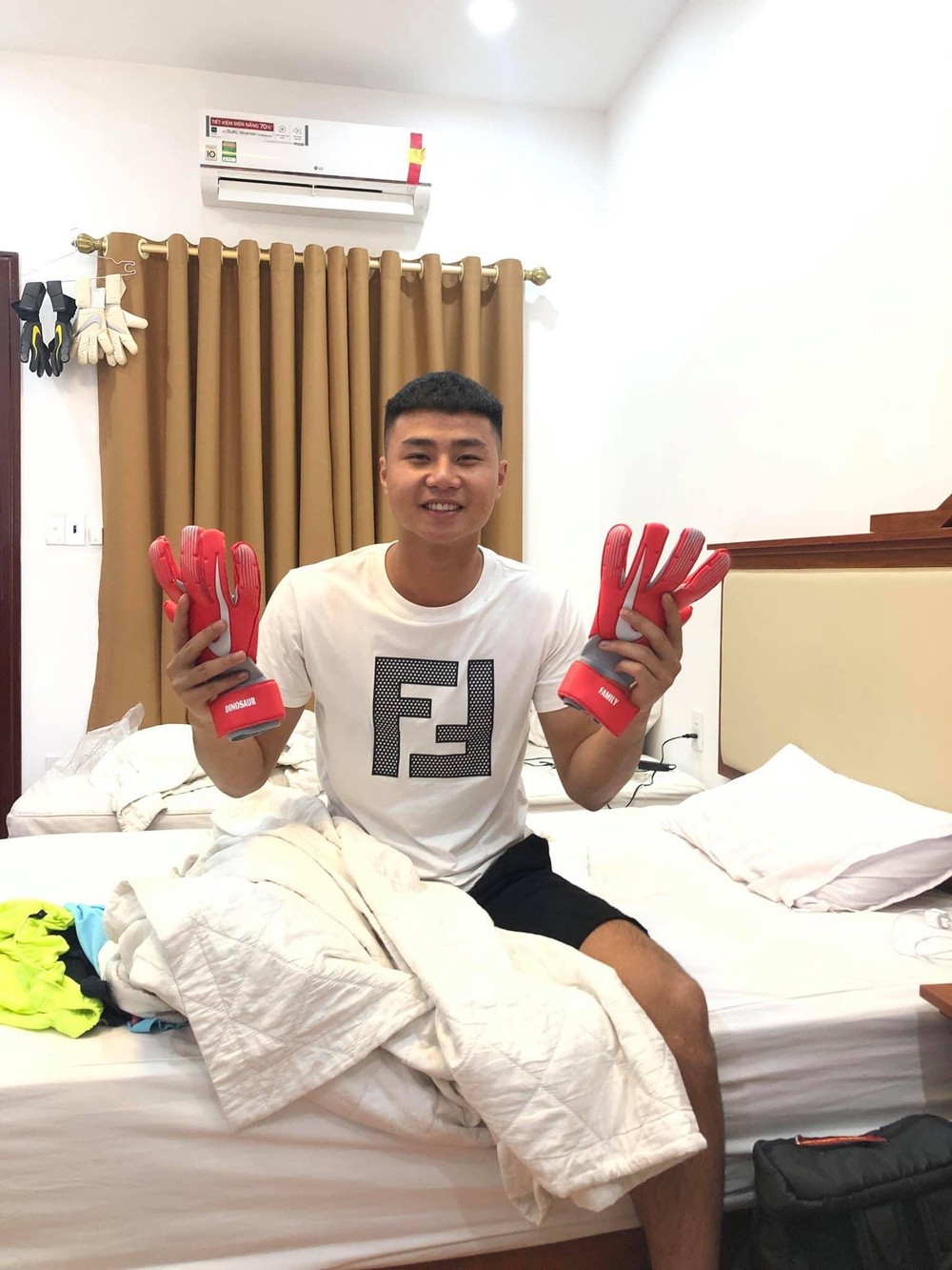 Gu thời trang của dàn cầu thủ bóng đá Việt: Người giản dị, người sở hữu loạt đồ hiệu đắt đỏ - Ảnh 6.