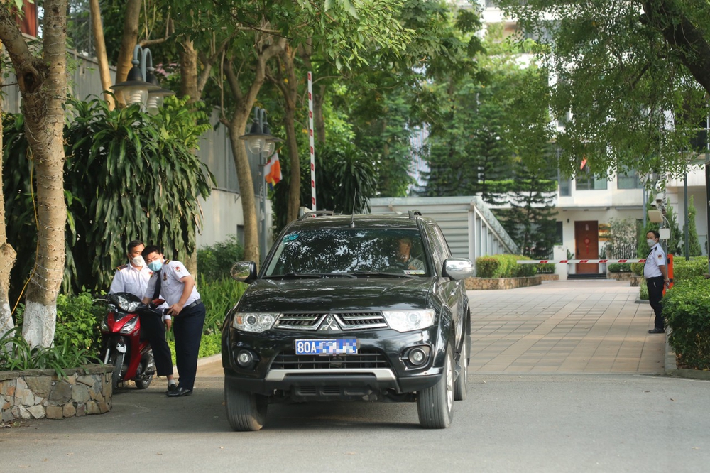 Công an, xe biển xanh xuất hiện tại khu vực nhà ông Chu Ngọc Anh, Nguyễn Thanh Long - Ảnh 1.