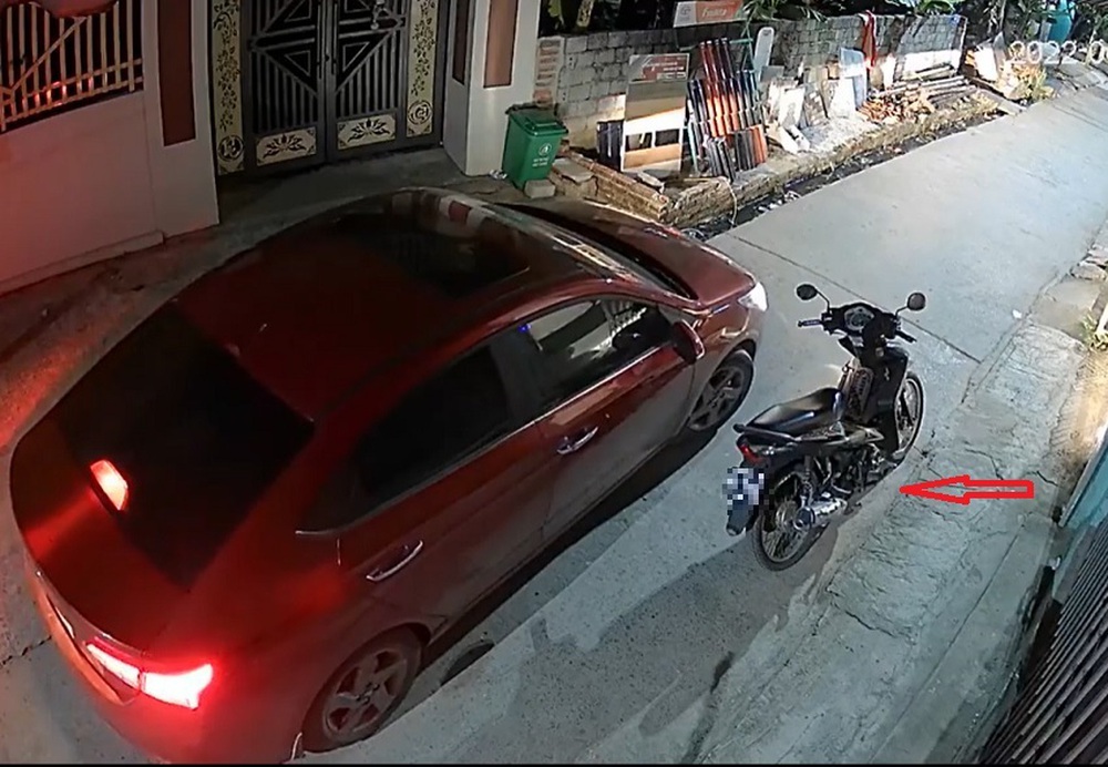 An ungainly motorbike parked on the road meets a grumpy car driver: Here is the 49 man who meets the 50 man!  - Photo 2.
