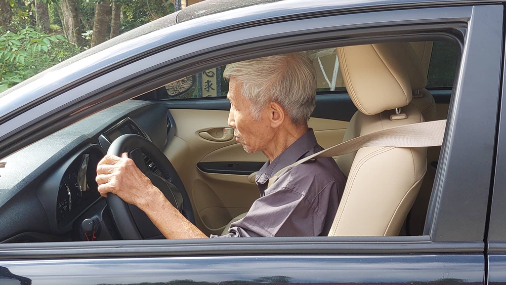 Cụ ông 83 tuổi hàng ngày vẫn lái ô tô bon bon trên đường - Ảnh 2.