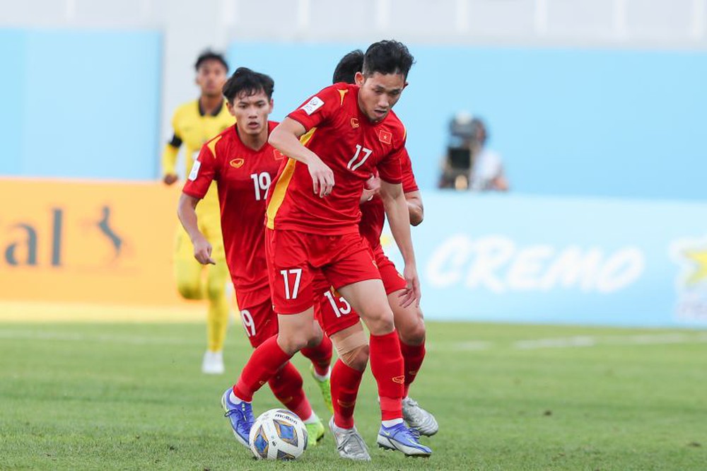 TRỰC TIẾP U23 Việt Nam 2-0 U23 Malaysia: VAR can thiệp, U23 Việt Nam ghi bàn nhờ penalty - Ảnh 1.