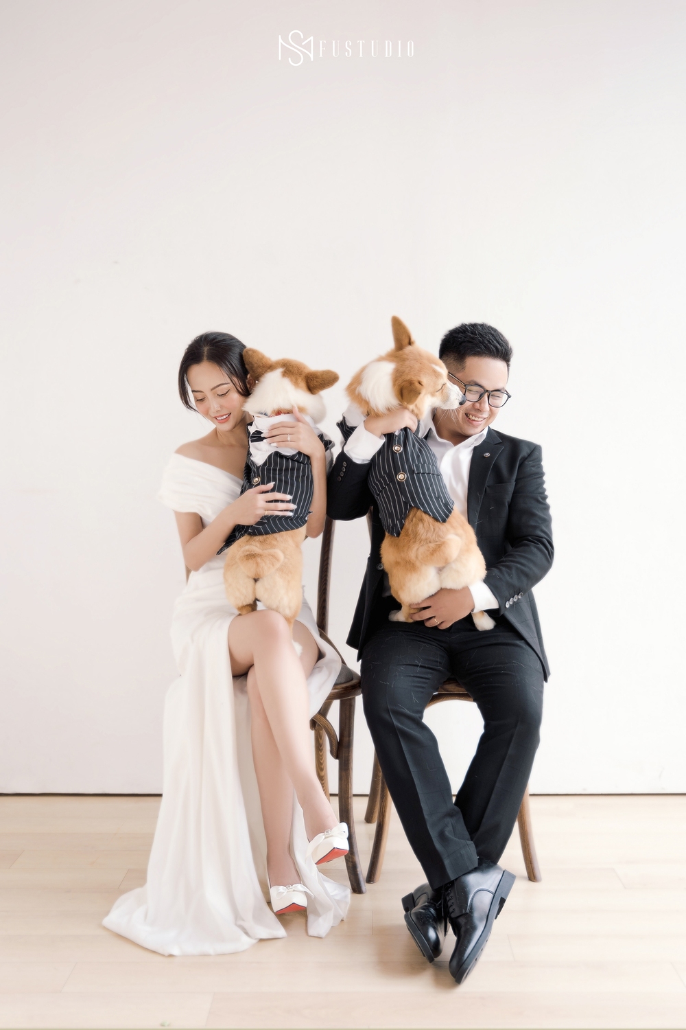 Letting the dog take a wedding photo together, the couple made netizens' hearts flutter because they were so cute - Photo 1.