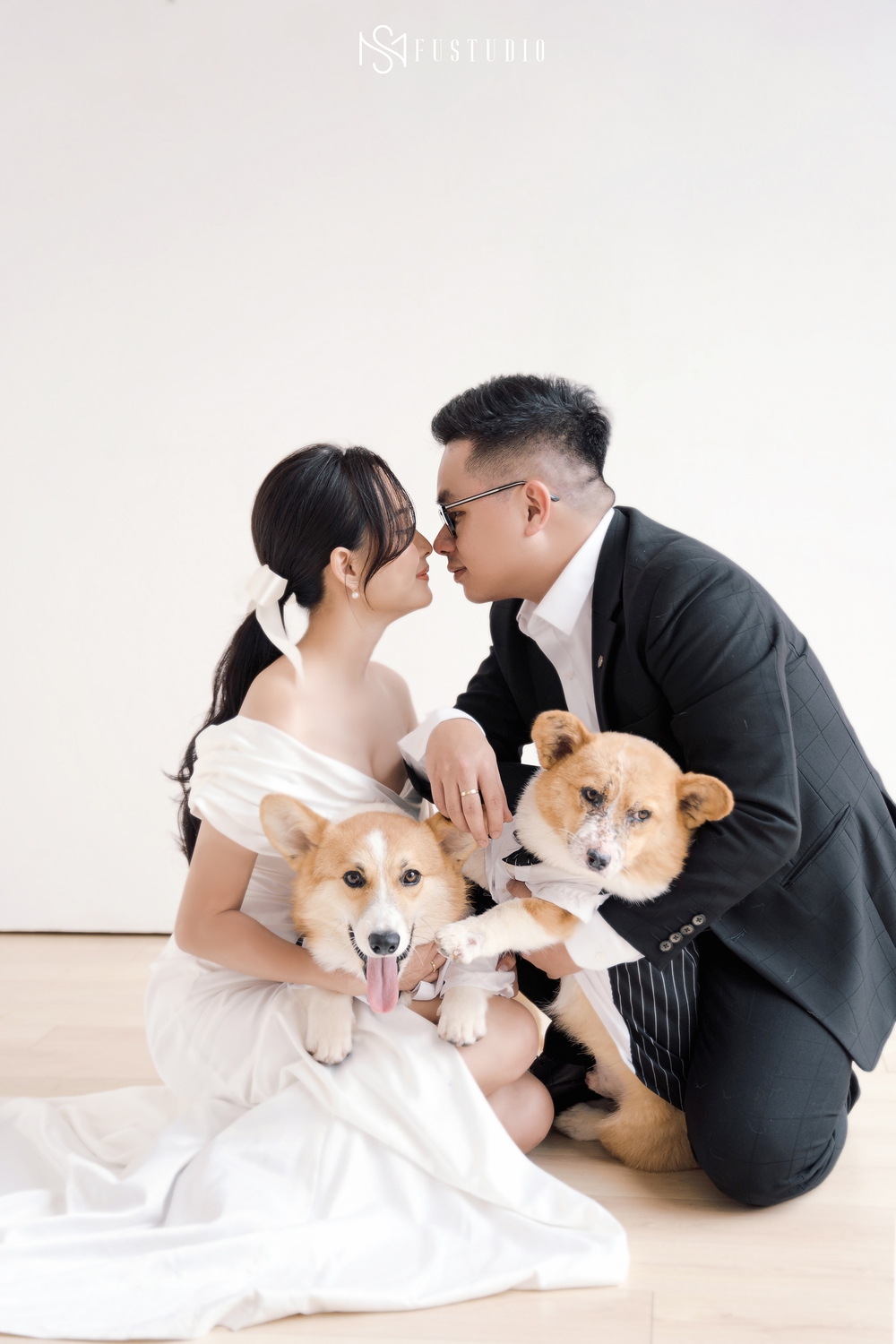 Letting the dog take a wedding photo together, the couple made netizens' hearts flutter because they were so cute - Photo 2.