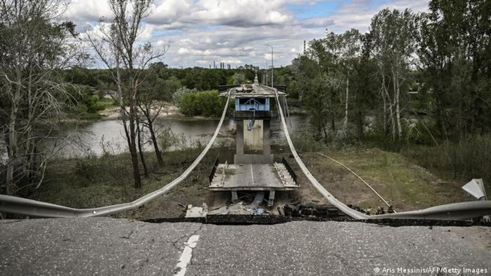 Ukraine có thể phải rút quân khỏi Severodonetsk - thành trì cuối cùng ở Lugansk - Ảnh 1.