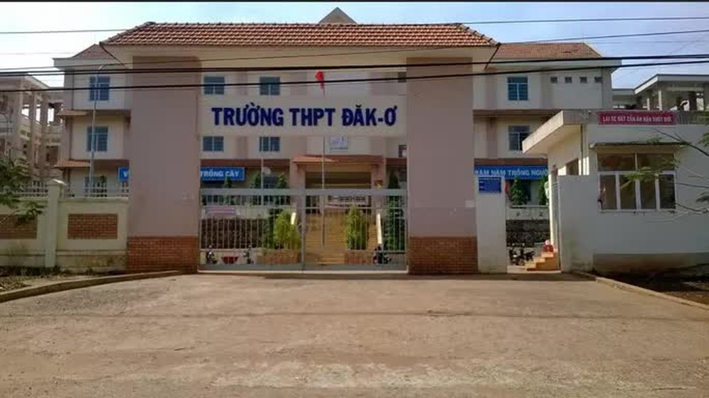 Một hiệu trưởng tử vong nghi rơi từ tầng 3 xuống - Ảnh 1.