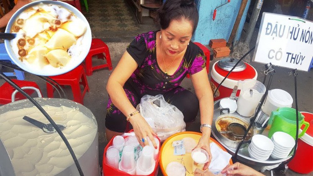 Gánh đậu hũ 30 năm, bán hàng nghìn bát mỗi ngày giữa phố Tây Sài Gòn - Ảnh 1.